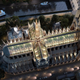Imagen para el artículo titulado Francia descarta estos diseños modernos para Notre Dame y elige una reconstrucción idéntica